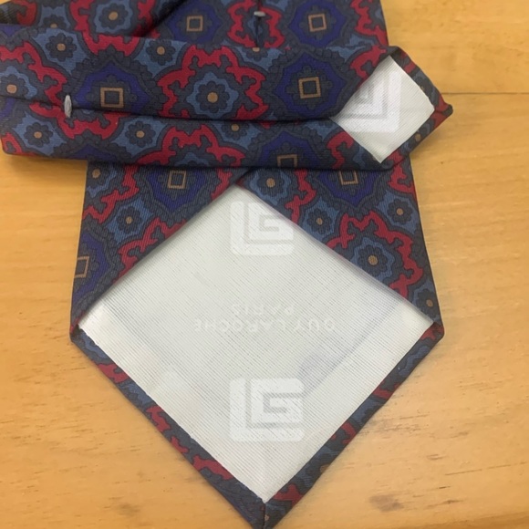 Guy LaRoche Made in USA Silk Tie Navy with Red Floral pattern 60"L x 3.25"W EUC - Picture 3 of 8